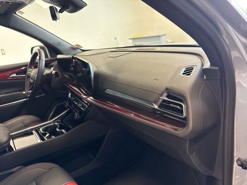 Used 2024 Chevrolet Traverse RS image 37