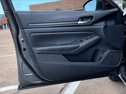 Used 2025 Nissan Altima 2.5 SV FWD image 25