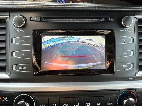 Used 2019 Toyota Highlander LE AWD/4WD image 29