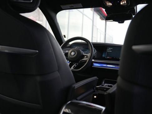 Used 2024 BMW 740i image 33