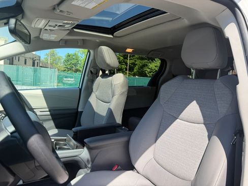 Used 2024 Toyota Sienna LE w/ LE Plus Package AWD/4WD image 17