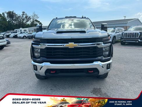 Used 2024 Chevrolet Silverado 2500 LT AWD/4WD image 2
