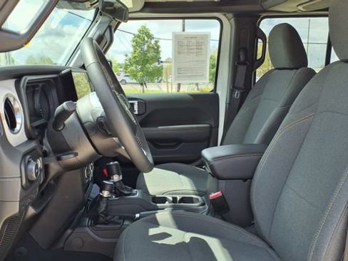 Used 2025 Jeep Wrangler Sahara image 14