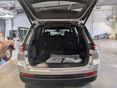 New 2025 Jeep Grand Cherokee Limited w/ Luxury Tech Group II image 8