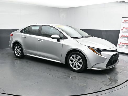 Used 2023 Toyota Corolla LE image 2