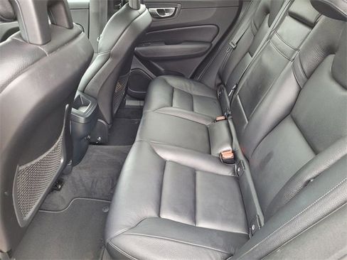 Used 2018 Volvo XC60 T6 Momentum w/ Convenience Package image 7