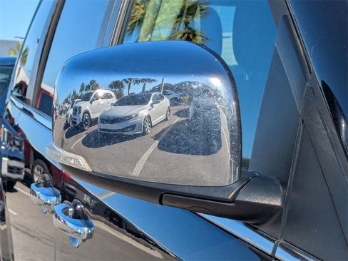 Used 2015 Chrysler Town & Country Touring-L w/ Driver Convenience Group image 12