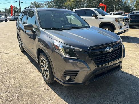 Used 2023 Subaru Forester Premium image 3