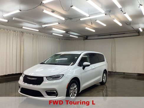 Used 2023 Chrysler Pacifica Touring-L FWD image 1