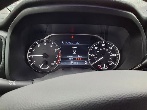 Used 2023 Nissan Titan SV image 12