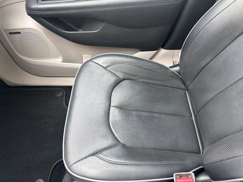 Used 2018 Chrysler Pacifica Limited image 16