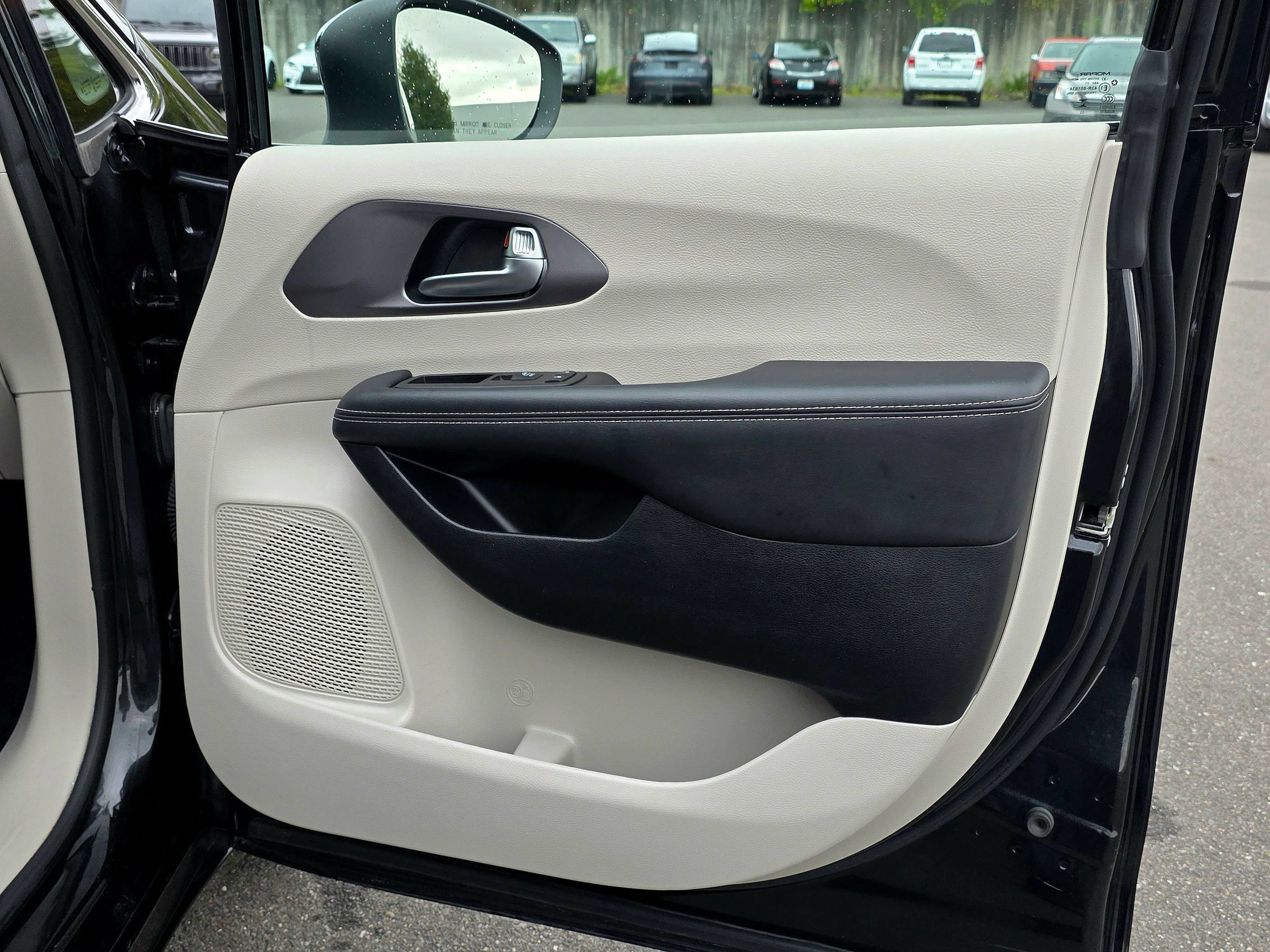 Used 2023 Chrysler Pacifica Touring-L FWD image 48