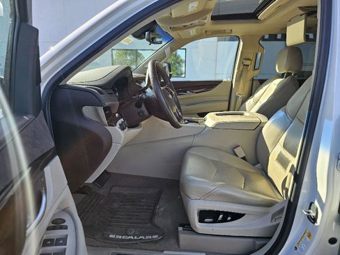 Used 2017 Cadillac Escalade Luxury AWD/4WD image 6