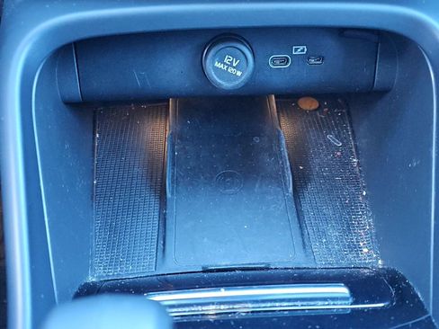 Used 2023 Volvo XC40 Recharge Ultimate image 19