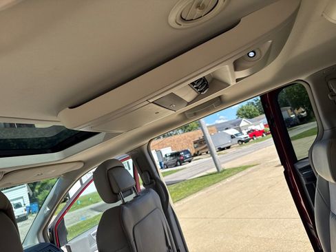 Used 2010 Chrysler Town & Country Limited w/ Entertainment Group #3 FWD image 14