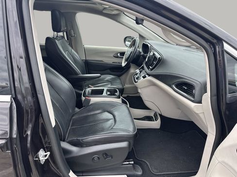Used 2019 Chrysler Pacifica Limited FWD image 14