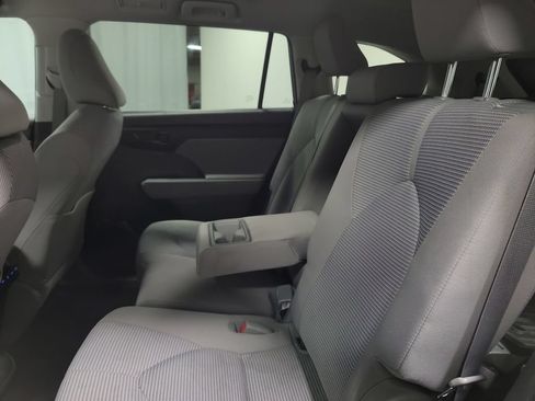 Used 2022 Toyota Highlander LE AWD/4WD image 20