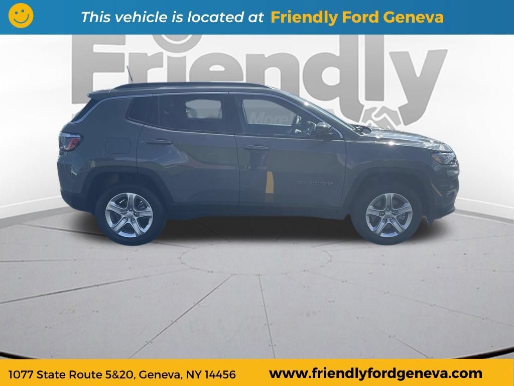 Used 2023 Jeep Compass Latitude w/ Convenience Group AWD/4WD image 4