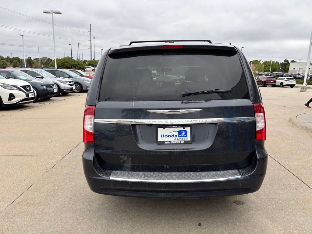 Used 2013 Chrysler Town & Country Touring FWD image 6