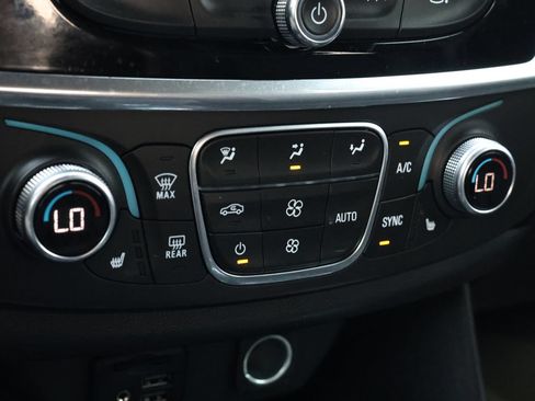 Used 2023 Chevrolet Traverse RS FWD image 22