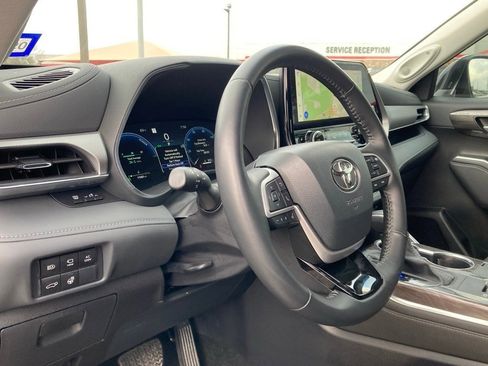 Used 2025 Toyota Highlander Platinum image 9