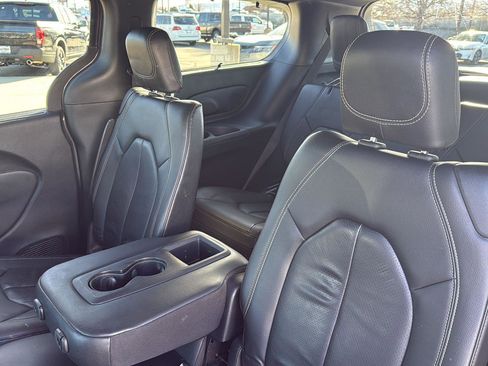 Used 2020 Chrysler Pacifica Touring-L Plus w/ S Appearance Package image 20