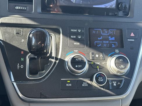 Used 2015 Toyota Sienna XLE image 29