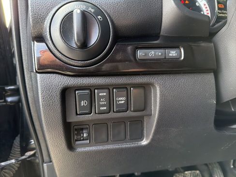 Used 2018 Nissan Titan SV w/ SV Convenience Package image 14