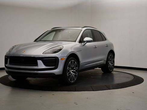 Certified 2026 Porsche Macan AWD/4WD image 1