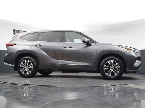 Used 2022 Toyota Highlander XLE image 32