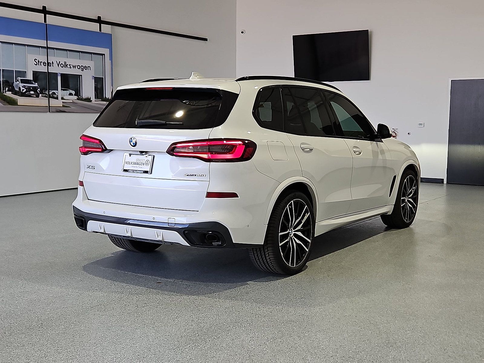 Used 2022 BMW X5 xDrive40i w/ M Sport Package AWD/4WD image 8