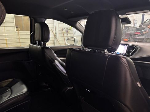 Used 2021 Chrysler Pacifica Touring-L w/ S Appearance Package FWD image 32