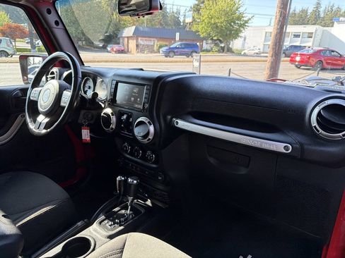 Used 2017 Jeep Wrangler Unlimited Sahara w/ Connectivity Group AWD/4WD image 20