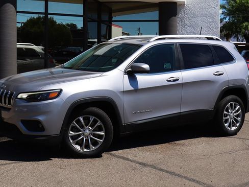 Used 2019 Jeep Cherokee Latitude Plus w/ Comfort/Convenience Group FWD image 3