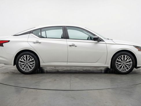 Used 2025 Nissan Altima 2.5 SV FWD image 11