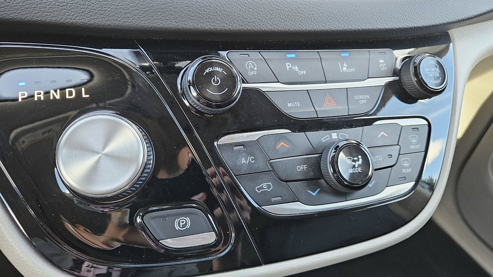 Used 2024 Chrysler Pacifica Touring-L FWD image 12