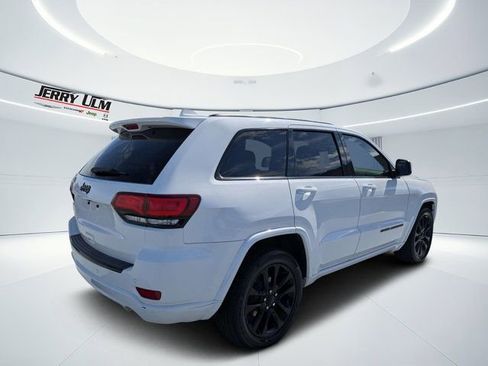 Used 2018 Jeep Grand Cherokee Altitude RWD image 3