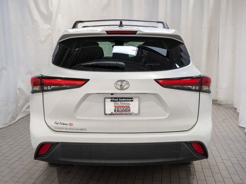 Used 2023 Toyota Highlander L image 4