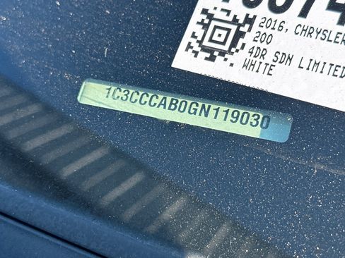 Used 2016 Chrysler 200 Limited w/ Convenience Group FWD image 3