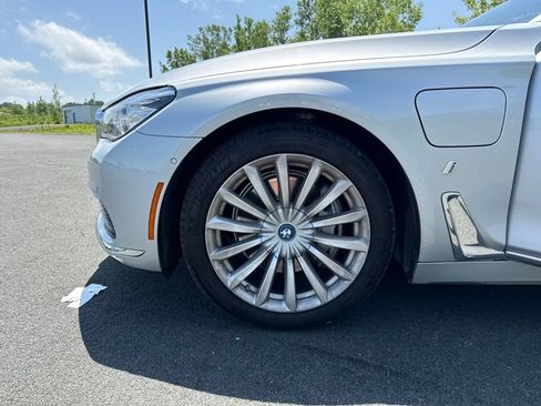 Used 2019 BMW 740e xDrive AWD/4WD image 25