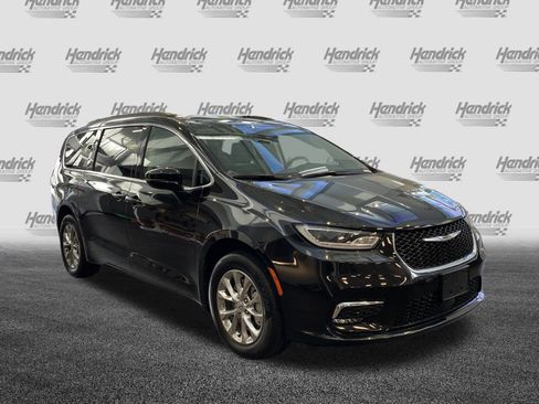 Used 2022 Chrysler Pacifica Touring-L image 2