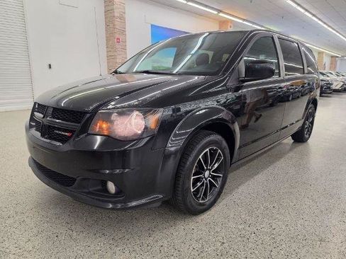Used 2018 Dodge Grand Caravan SE FWD image 2