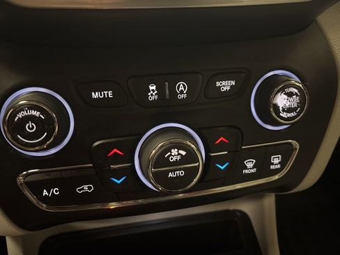 Used 2019 Jeep Cherokee Limited w/ Trailer Tow Group AWD/4WD image 10