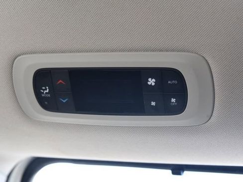 Used 2024 Chrysler Pacifica Touring-L image 23