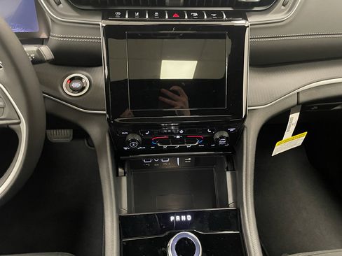 New 2025 Jeep Grand Cherokee Laredo X w/ Luxury Tech Group I image 9