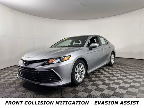 Used 2023 Toyota Camry LE image 3