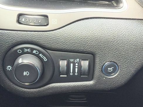 Used 2021 Jeep Cherokee Latitude Lux w/ Comfort/Convenience Group AWD/4WD image 15