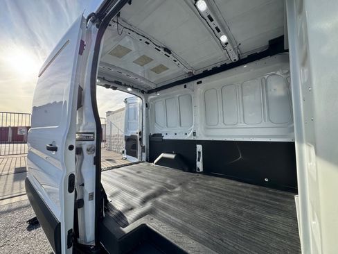 Used 2023 Ford E-Transit Medium Roof image 16
