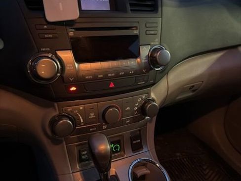 Used 2011 Toyota Highlander 4WD image 16