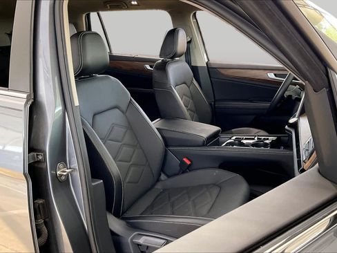 Used 2024 Volkswagen Atlas SE w/ Panoramic Sunroof Package FWD image 10
